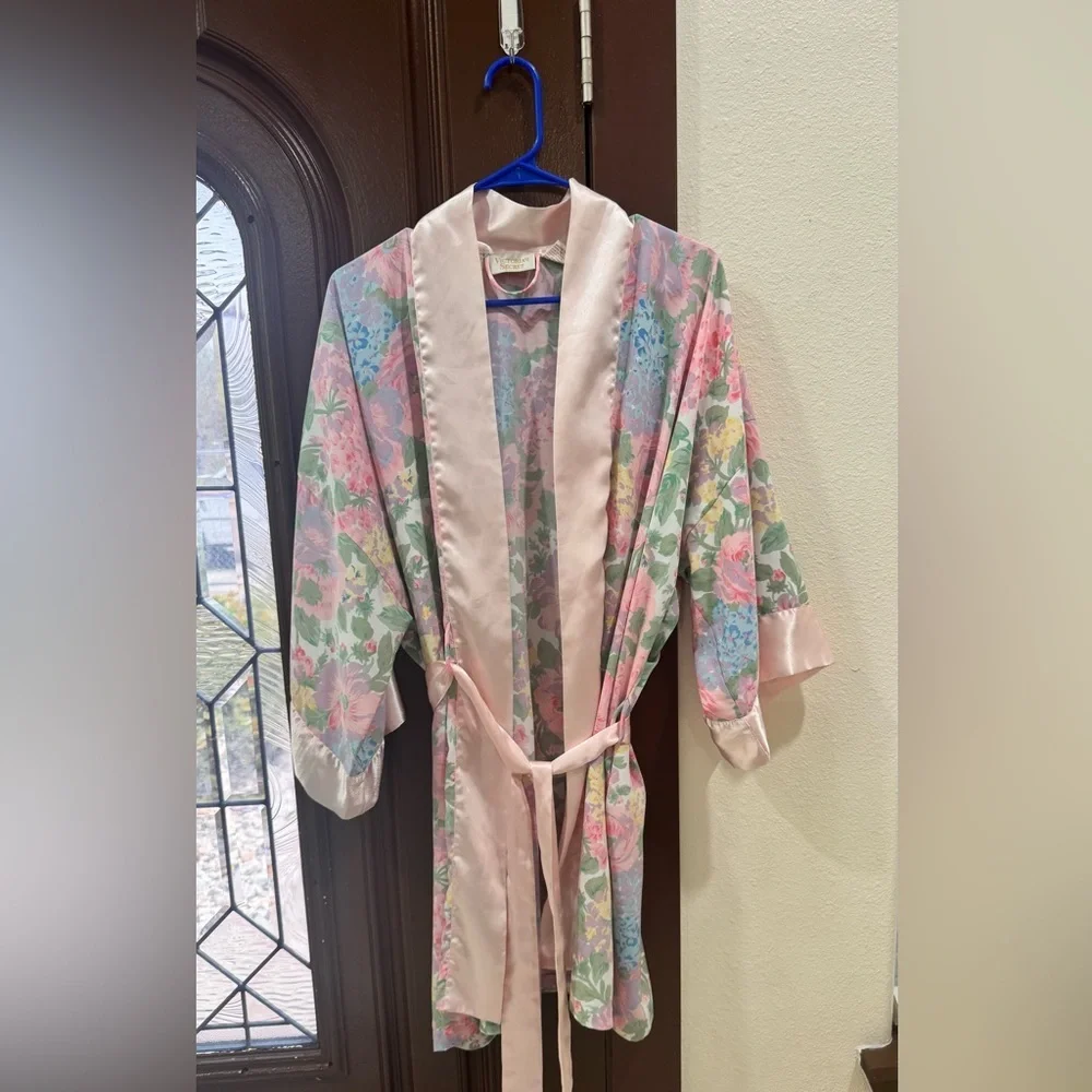 Victoria's Secret Pastel Floral Satin Robe - Picture 8 of 9